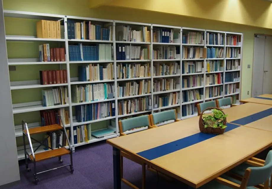 専門図書室の書架