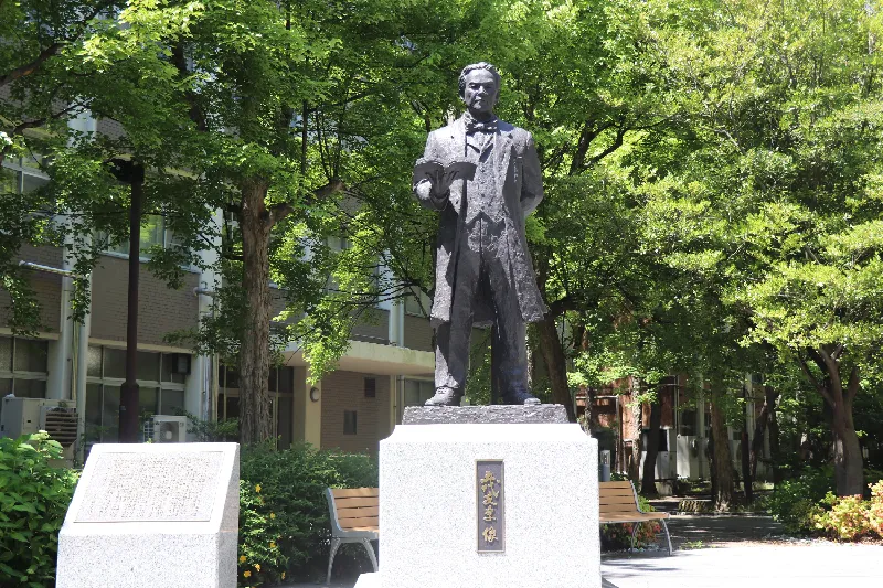 時計台前で語らう学生