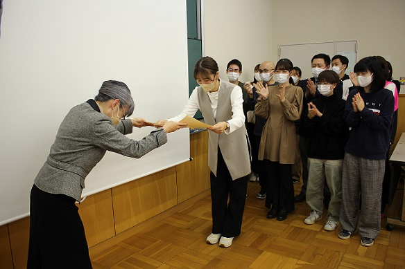 表彰状を受け取る学生代表