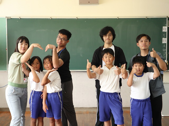 年間を通して交流した本学留学生と多奈川小学3年生