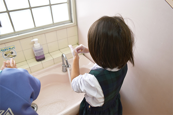写真：手洗いをする園児