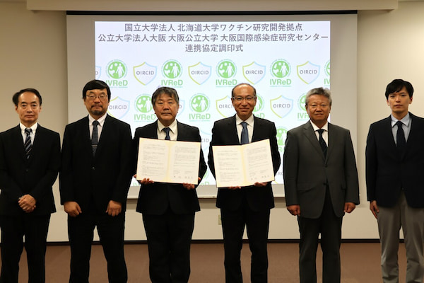 ⼭本特任教授、鈴⽊副拠点⻑、澤拠点⻑、掛屋センター長、⼭﨑副センター長、堀江新興・再興感染症部⾨⻑