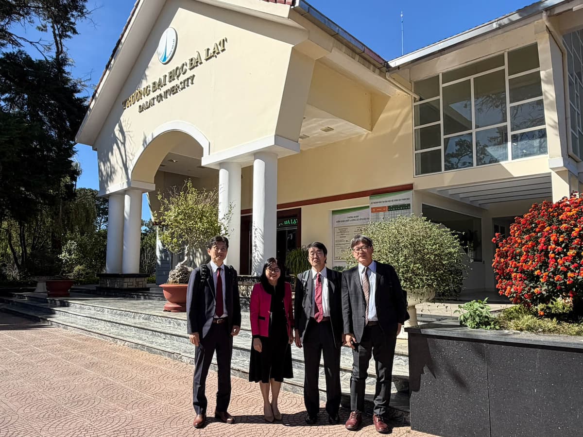 左から髙橋教授、Linh講師、 松浦教授、東教授　