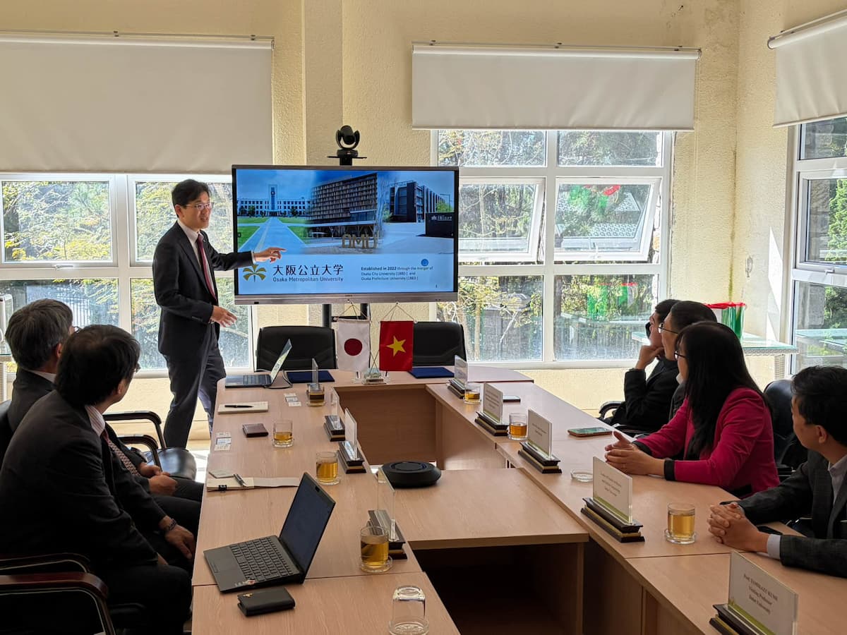 本学の取組みを紹介する髙橋副学長