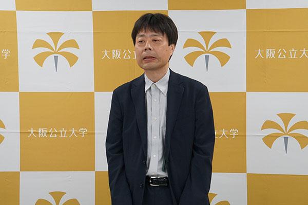 写真:挨拶する人
