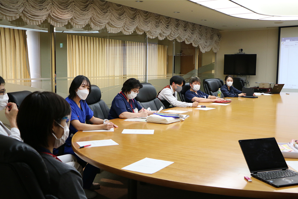 写真：議論するメンバー