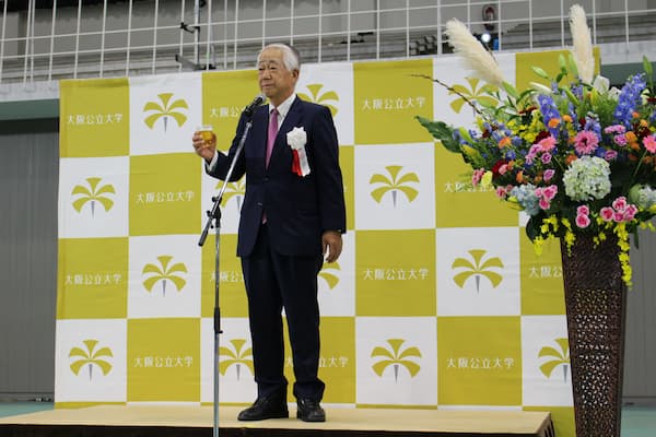 大阪公立大学校友会岡本会長による乾杯の挨拶