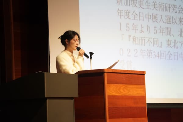 中国留学生学友会の学生による司会