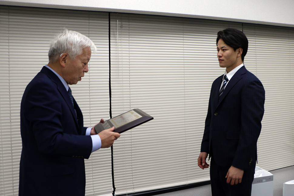 写真：表彰状授与の様子