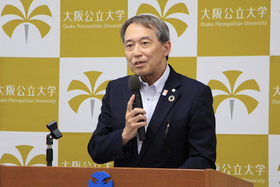 写真：あいさつえをするたつみさご学長