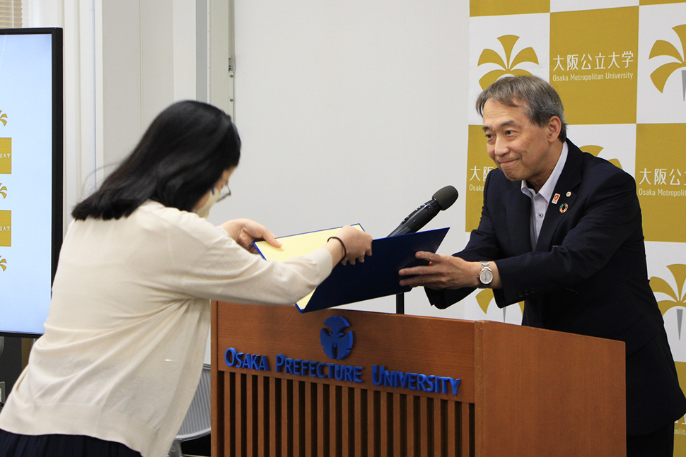 写真：認定書の授与