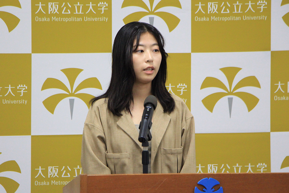 抱負を述べる奨学生