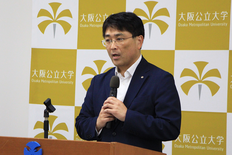 写真：あいさつをする松本副学長