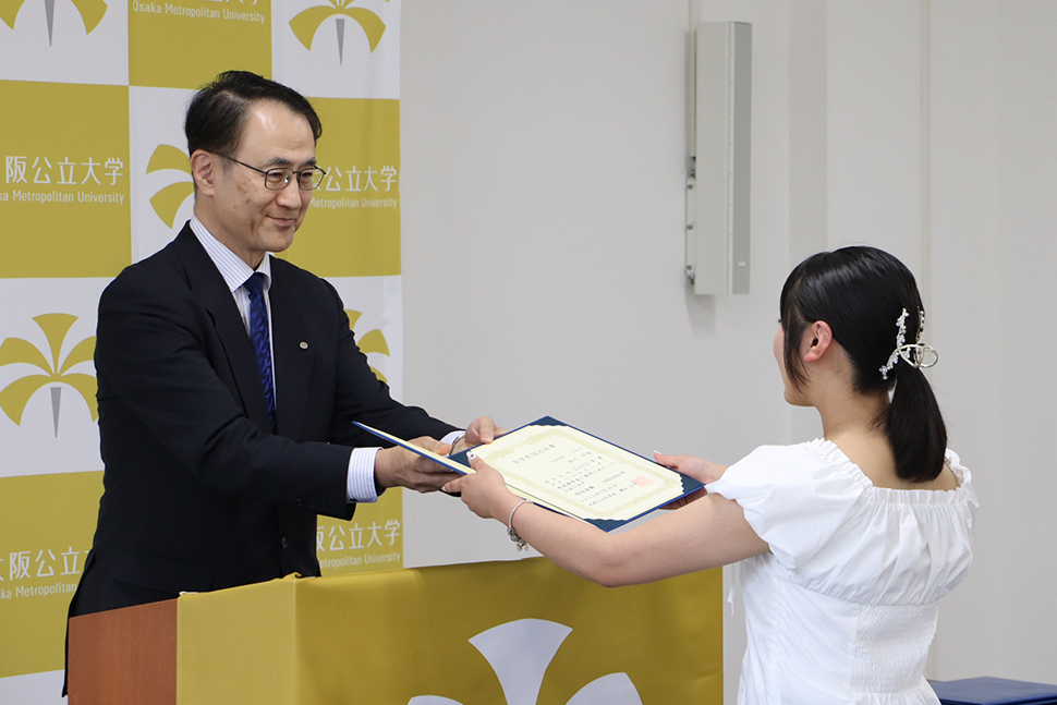 写真：認定書の授与