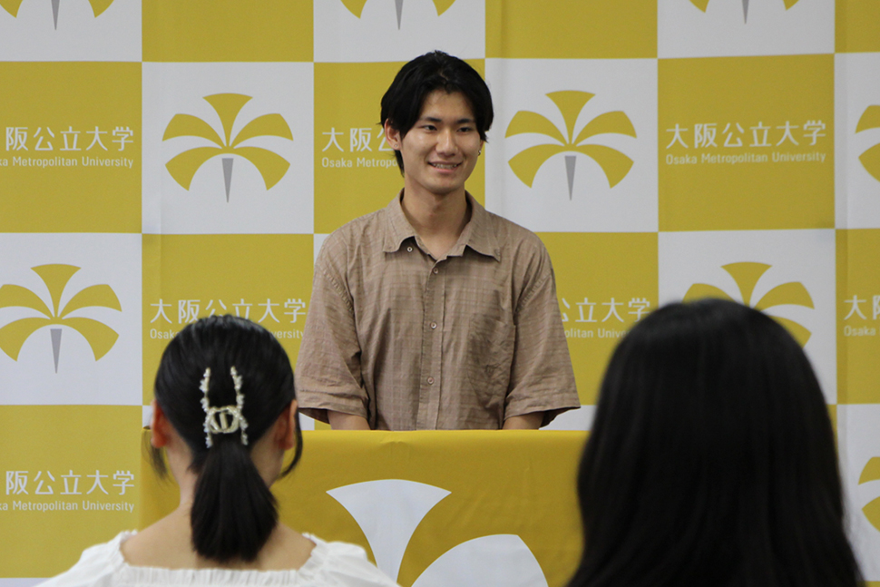 写真：話しをする学生