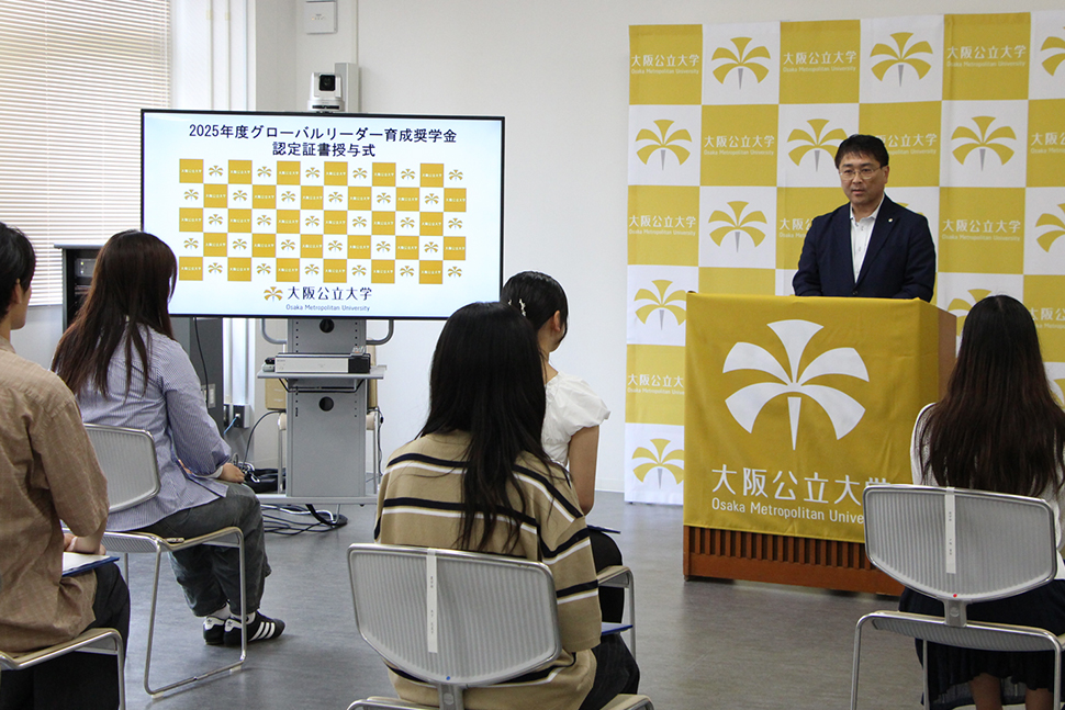 写真：話しをする松本副学長