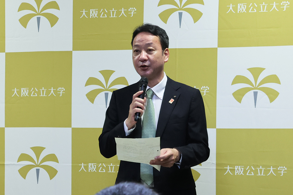 写真：話しをする人