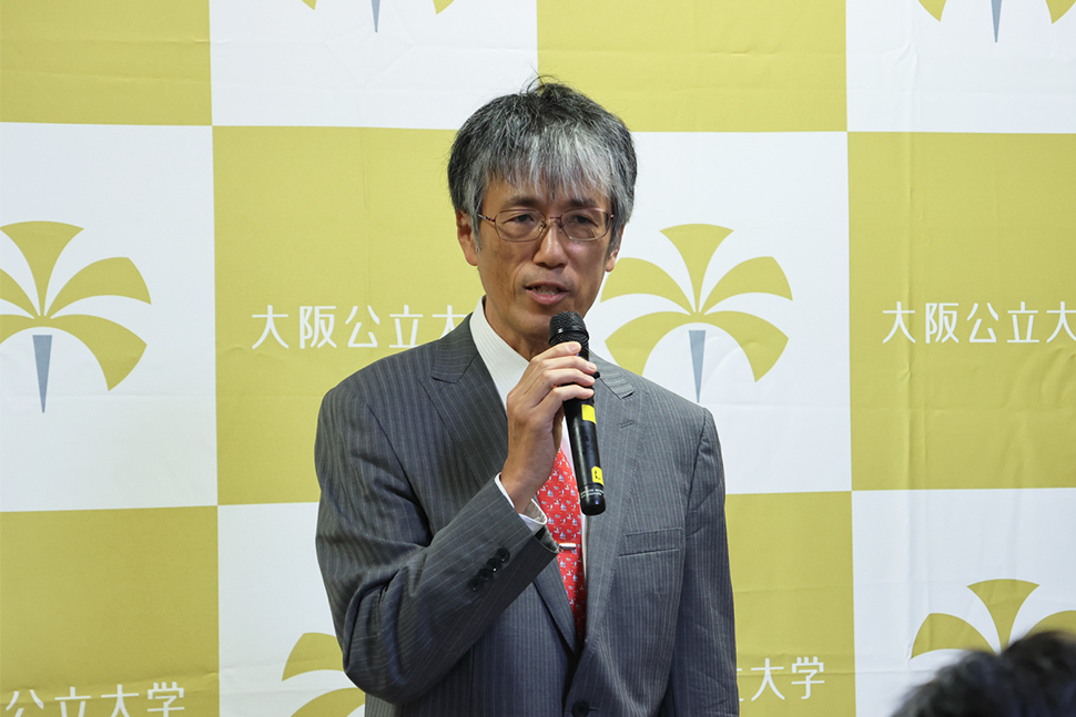 写真：話しをする人