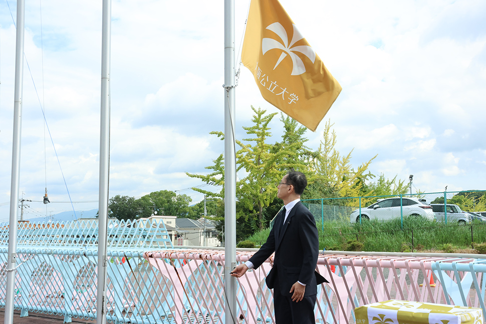 写真：旗と人