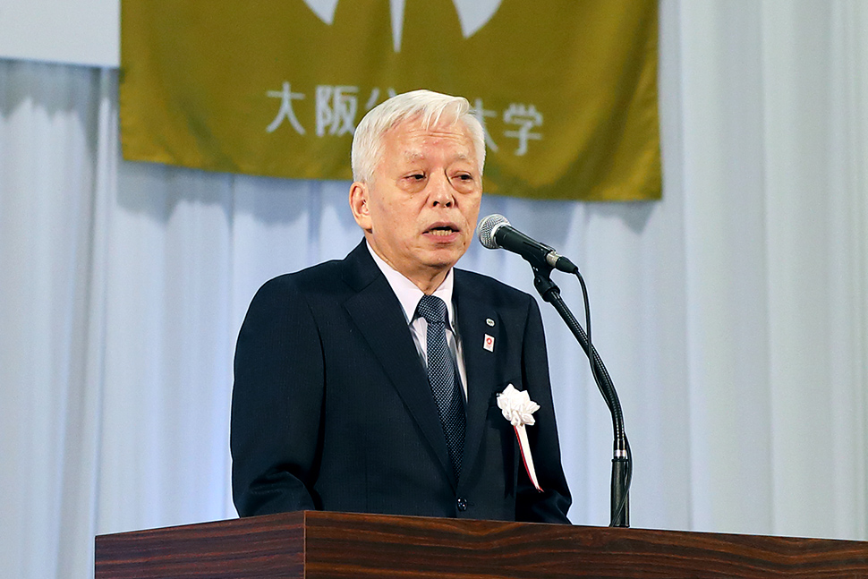 写真:あいさつをする人