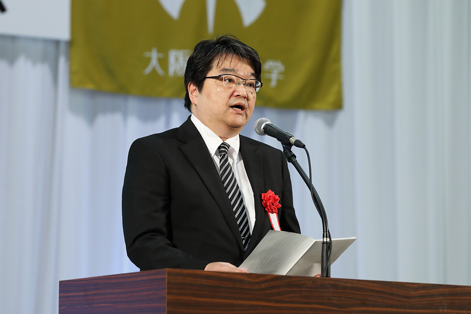 写真:祝辞を述べる人