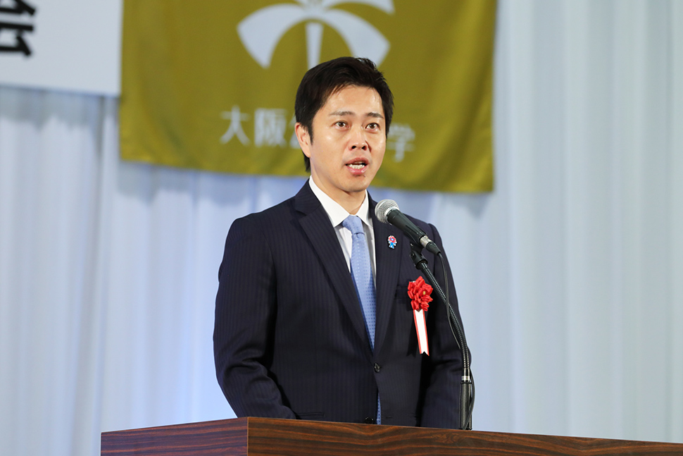 写真:祝辞を述べる人