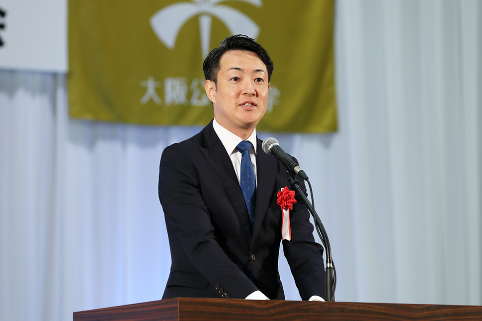 写真:祝辞を述べる人