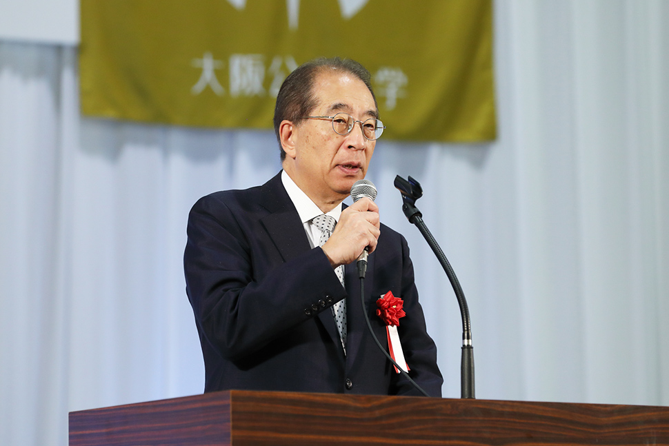写真:祝辞を述べる人