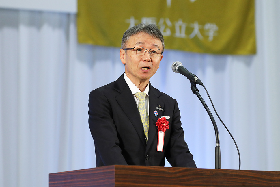 写真:祝辞を述べる人