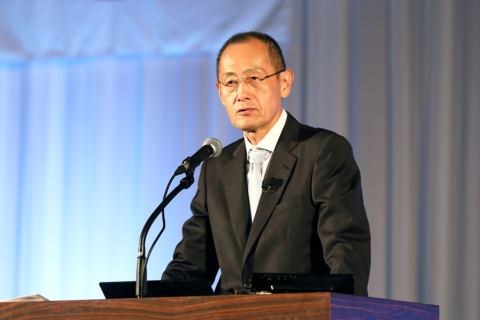 写真:講演をする人