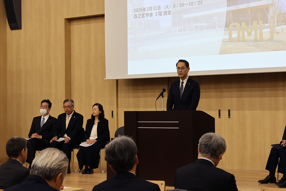 写真:話しをする学長