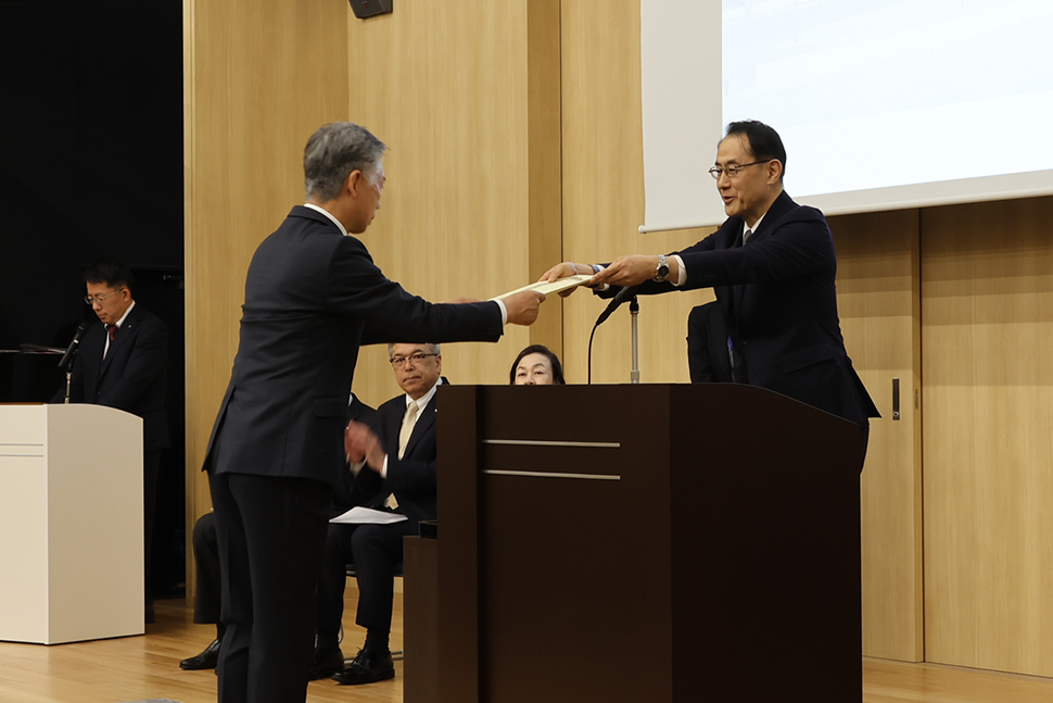 写真:賞状授与の様子