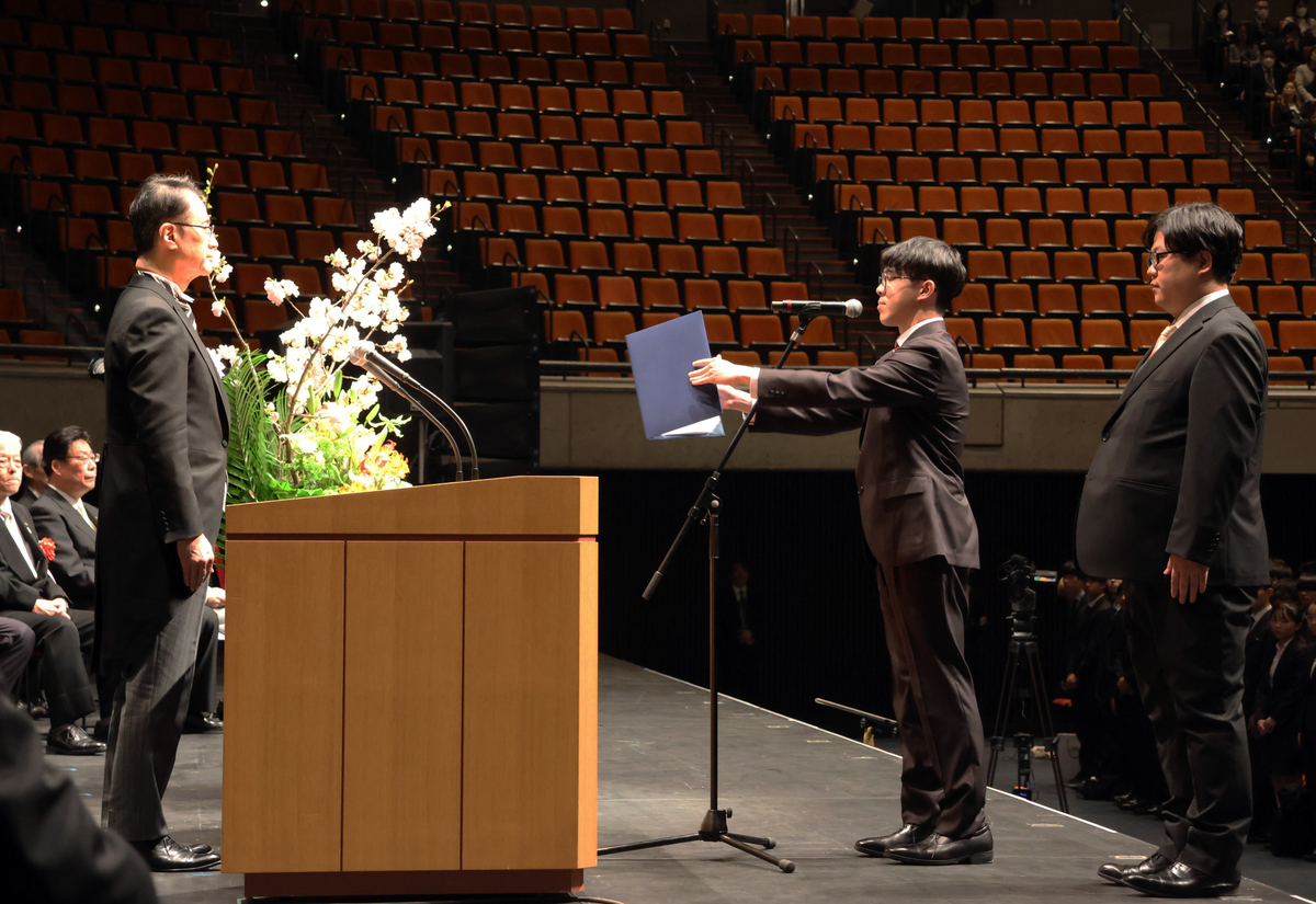 写真：学長の前で宣誓をする2人の新入生代表