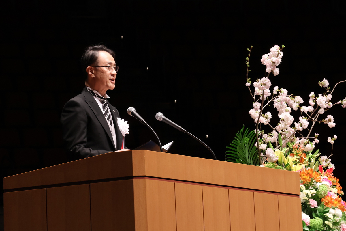 写真：式辞を述べる学長