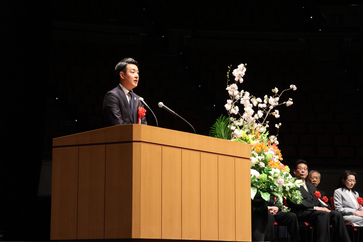 写真：祝辞を述べる大阪市長