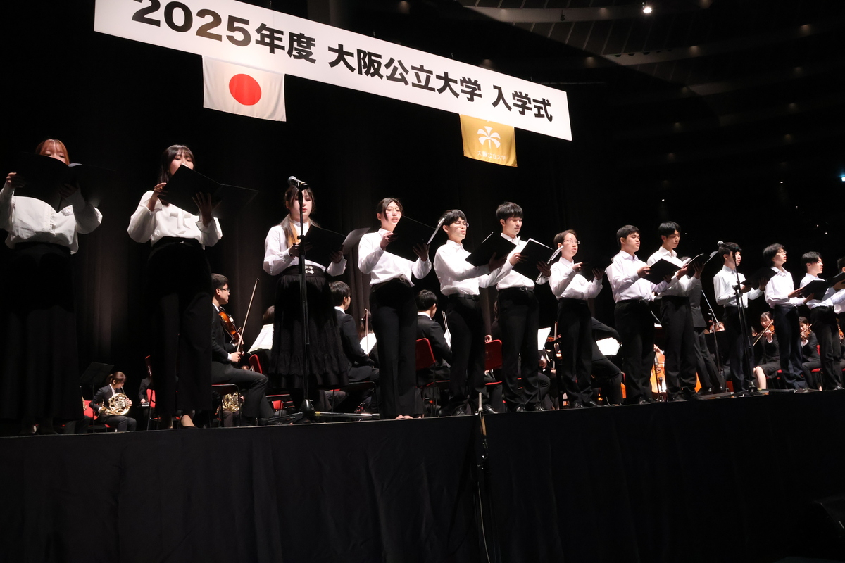 写真：ステージ上の合唱団