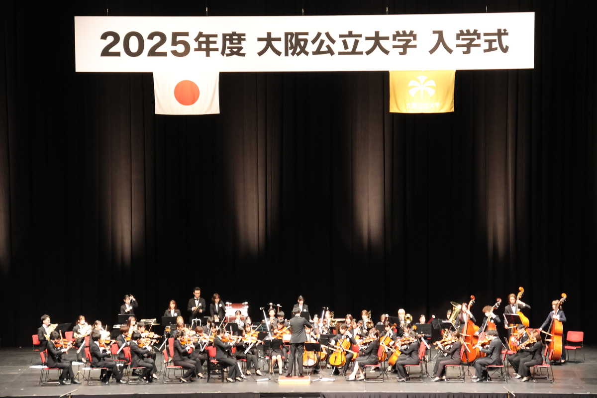 写真：ステージ上の交響楽団