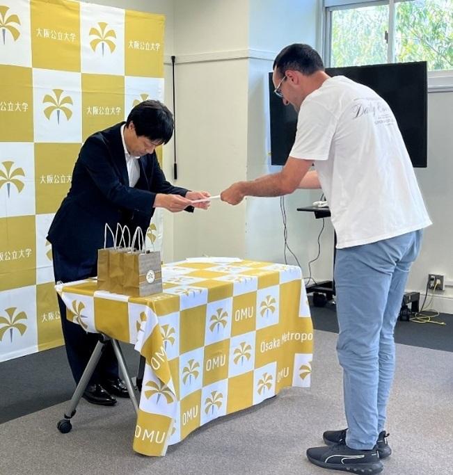修了証書授与の様子
