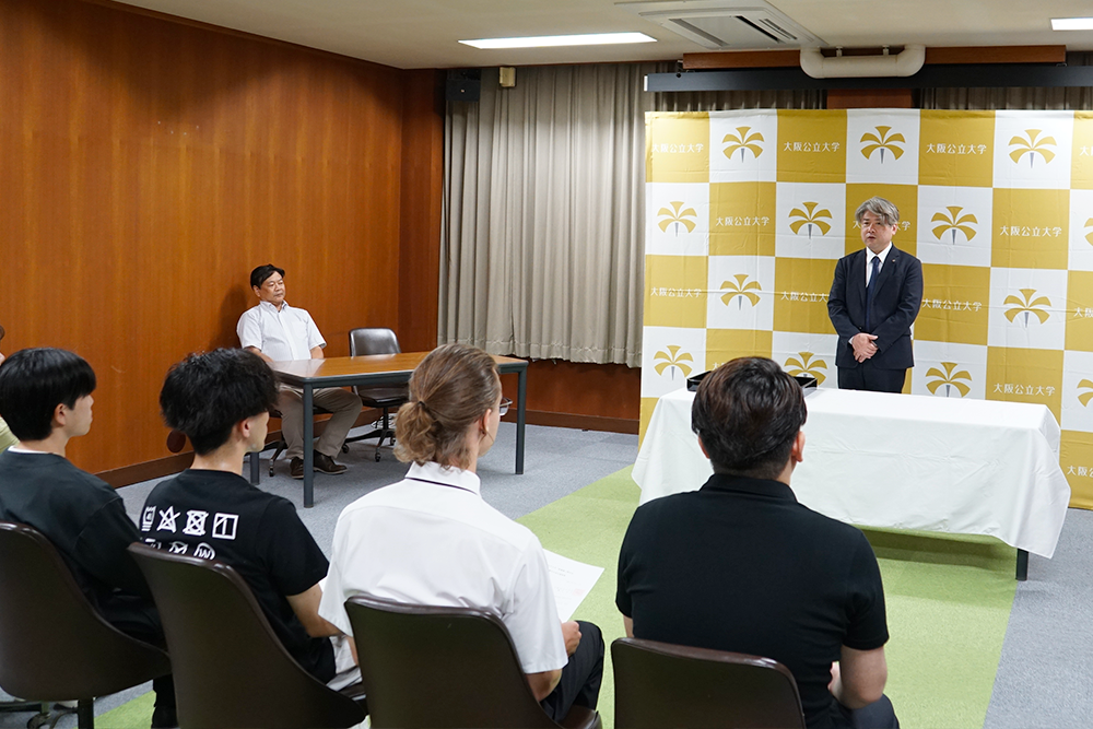 写真:挨拶する人と聞く人