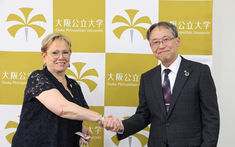 記念品交換　Marie-Christine Cavecchi議長と辰巳砂学長