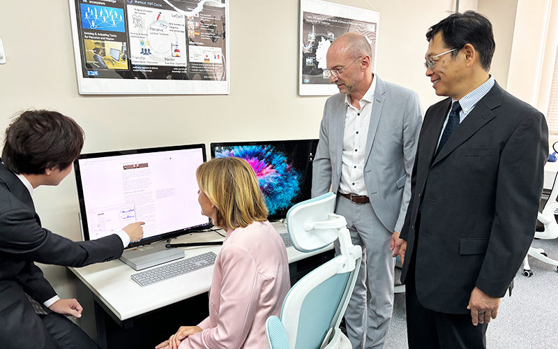 施設見学の様子