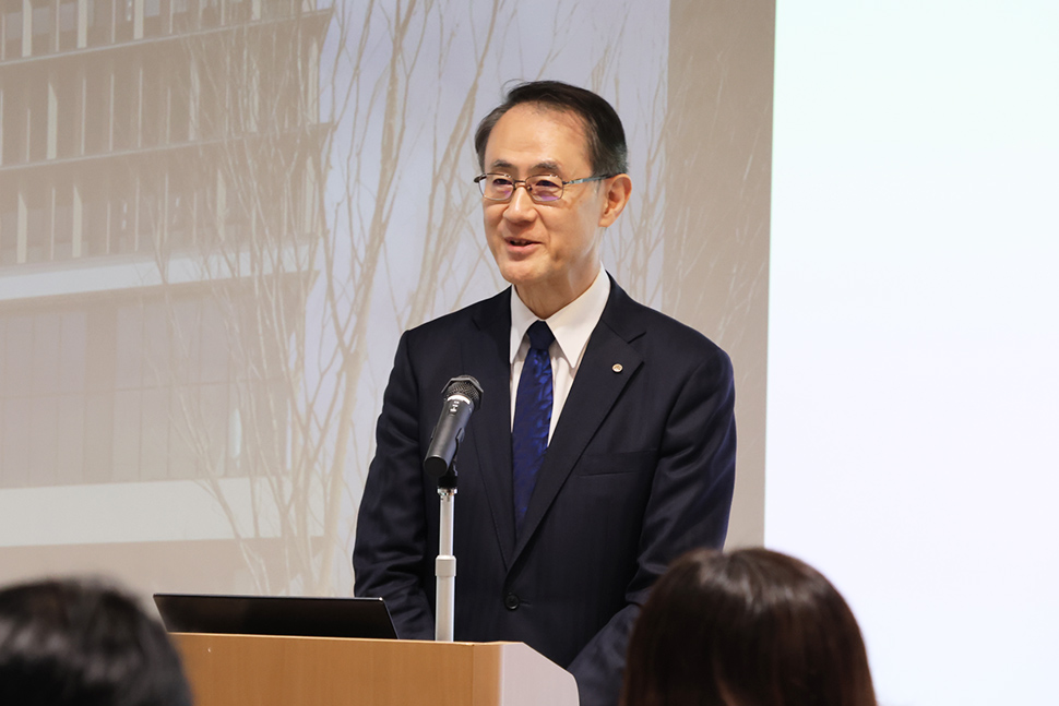 写真:話しをする人