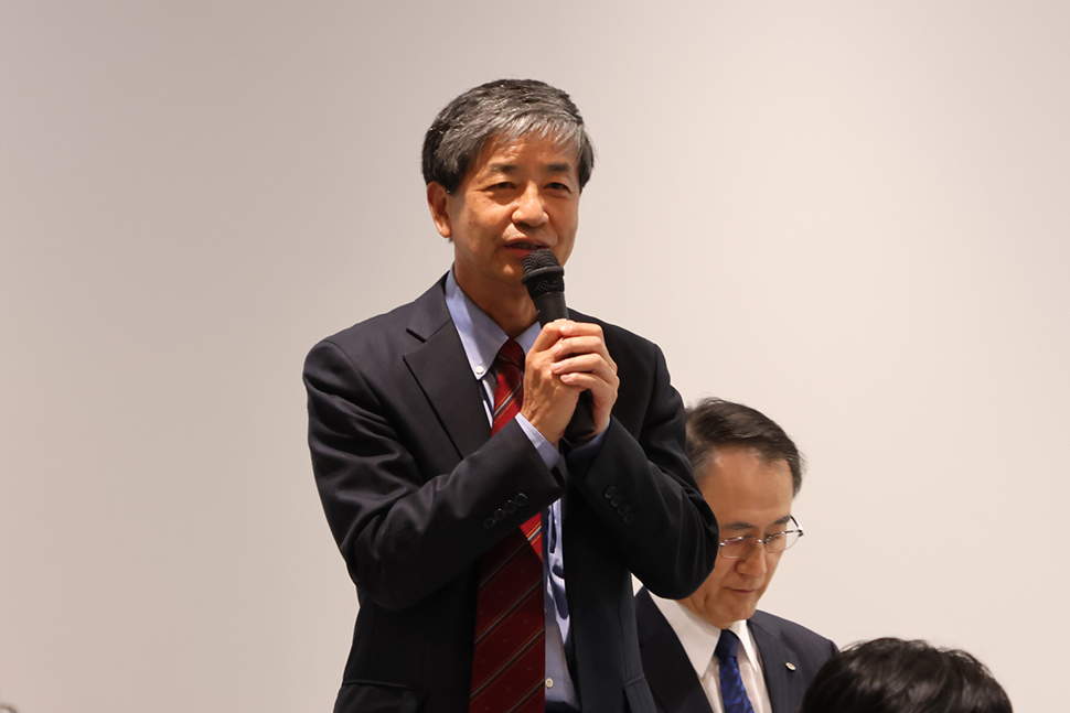 写真:話しをする人