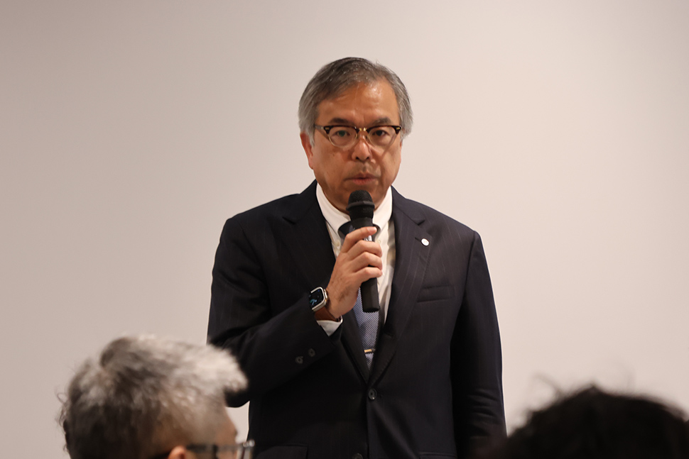写真:話しをする人