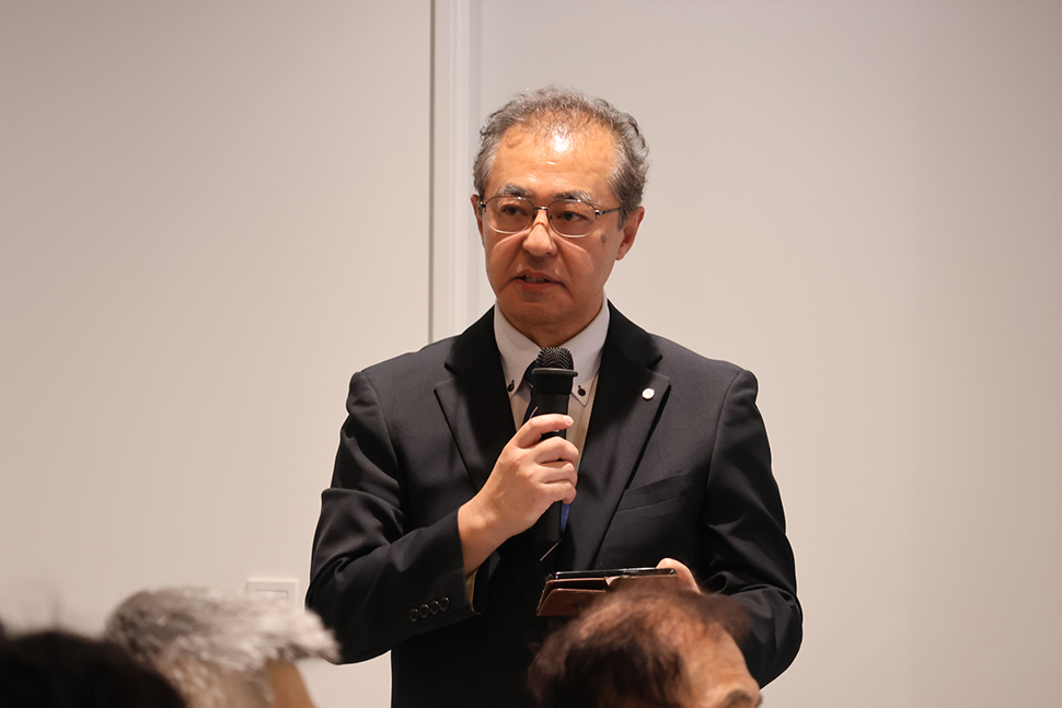 写真:話しをする人