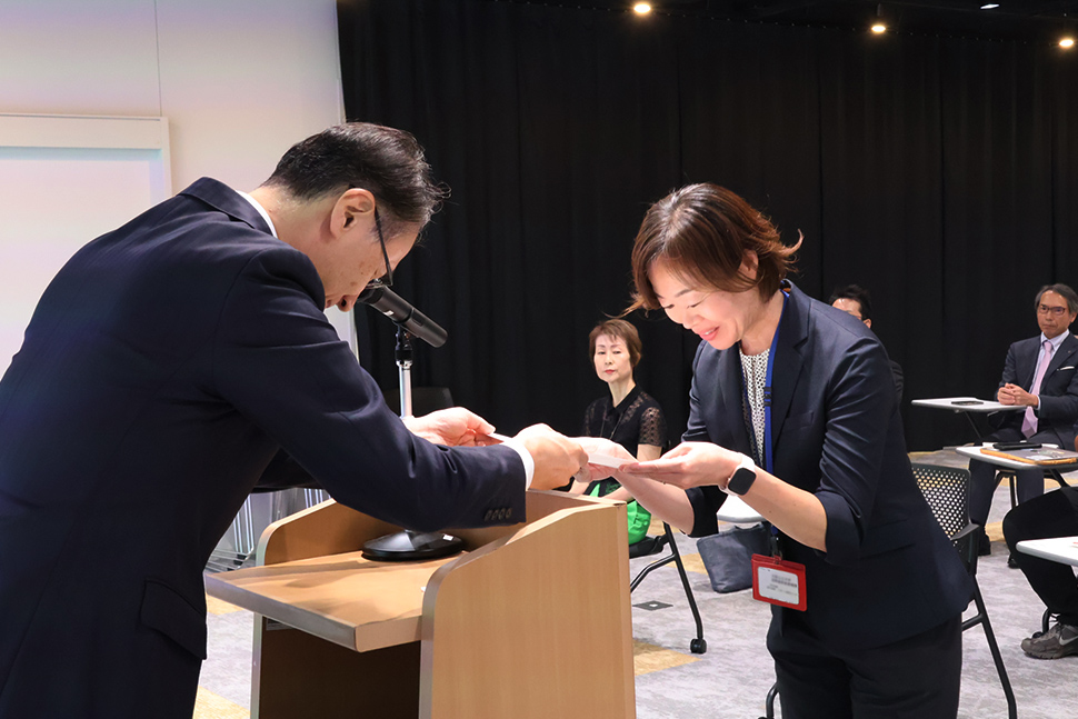 写真:賞状を手渡す