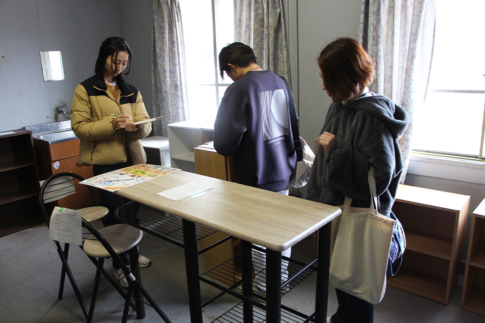 写真：新入生と学生スタッフ