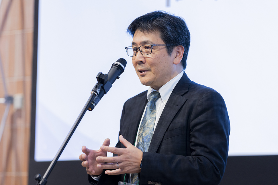 写真:あいさつをする人