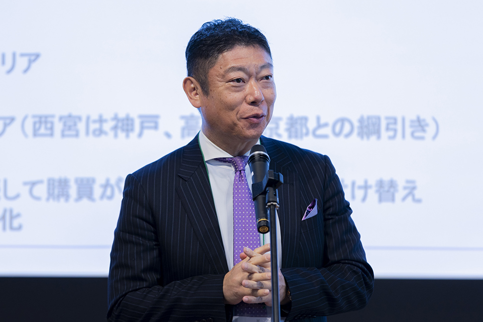 写真:あいさつをする人