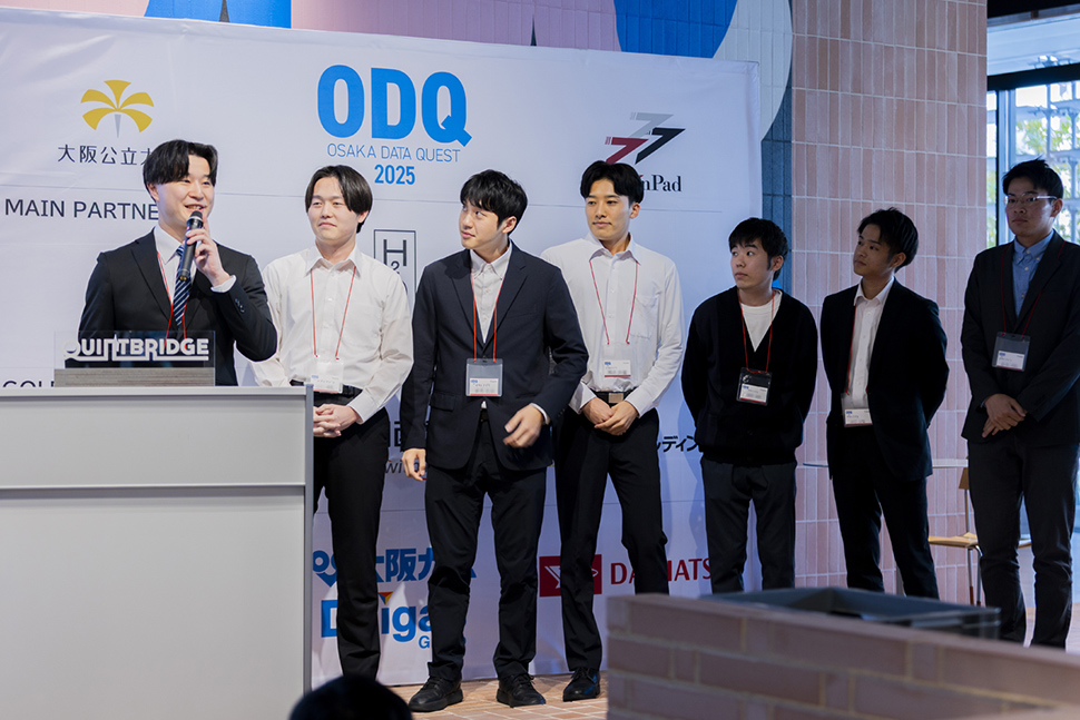 写真:発表をする学生